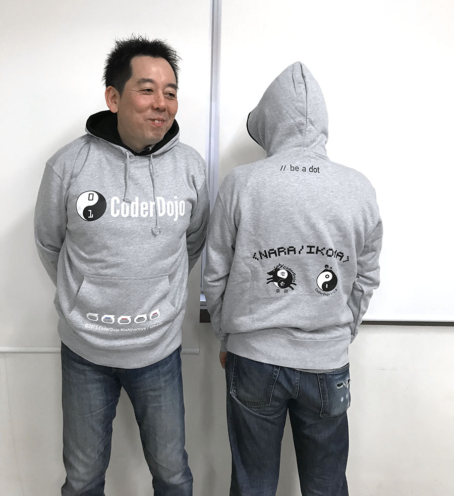 照れた笑顔のチャンピオンと後ろ姿の石川さん